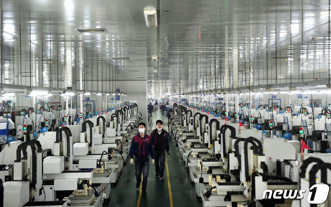 중국 후난성 류양시에 위치한 스마트폰 터치스크린 납품업체 렌즈테크놀로지 공장. ⓒ AFP=뉴스1