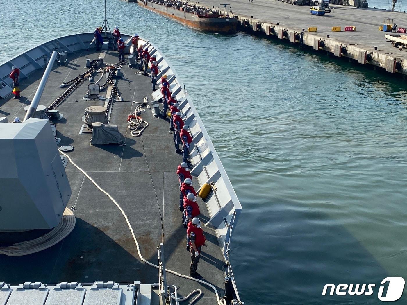 본문 이미지 - 신종 코로나바이러스 감염증(코로나19) 집단감염이 발생한 청해부대 34진 문무대왕함(4천400t급)이 21일(한국시간) 아프리카 현지에서 출항하고 있다. (국방부 제공) 2021.7.21/뉴스1