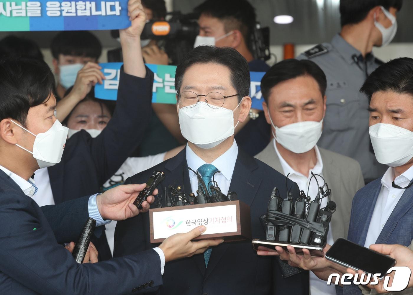 본문 이미지 - 댓글 조작 등 혐의로 징역 2년의 실형이 확정된 김경수 경남도지사가 21일 오전 경남도청을 나서고 있다. 2021.7.21 /뉴스1 ⓒ News1 여주연 기자