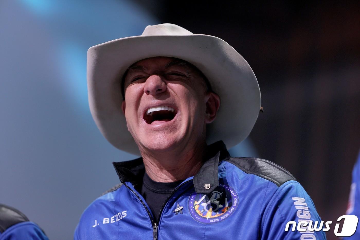 본문 이미지 - 제프 베이조스 아마존 창업자가 20일(현지시간) 자신이 설립한 우주 탐사기업 블루 오리진의 뉴 셰퍼드 로켓을 타고 고도 100㎞ 우주 관광을 마친 뒤 텍사스주 밴혼에서 기자회견을 하고 있다. ⓒ AFP=뉴스1 ⓒ News1 우동명 기자