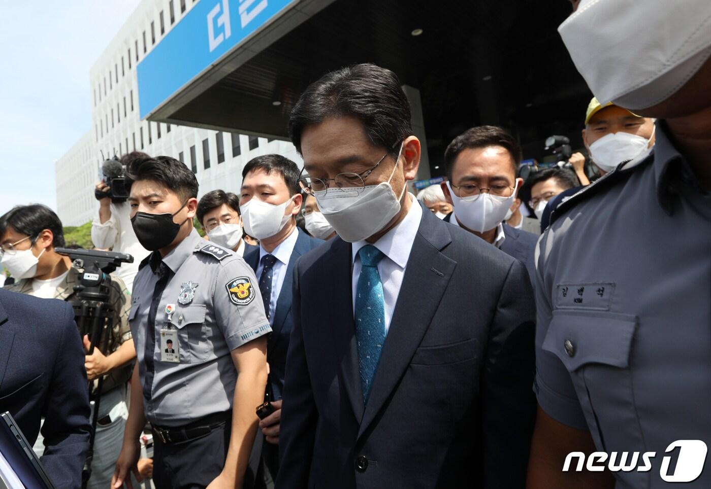 본문 이미지 - 댓글 조작 등 혐의로 징역 2년의 실형이 확정된 김경수 경남도지사가 21일 오전 경남도청을 나서고 있다. 2021.7.21 /뉴스1 ⓒ News1 여주연 기자