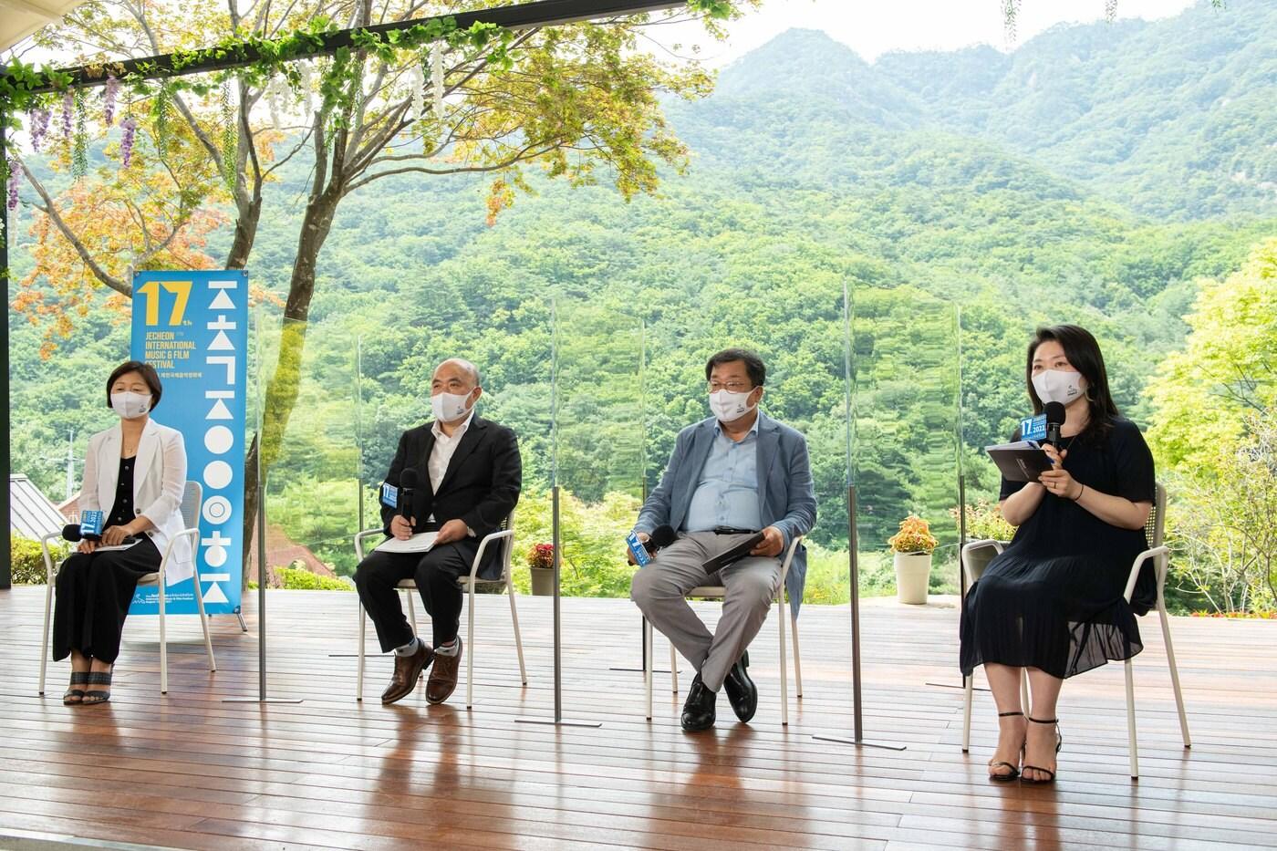 본문 이미지 - 지난 21일  17회 제천국제음악영화제와 관련된 이상천 조직위원장과 관련자들이 온라인으로 진행된 기자회견을 하고 있다.(제천시 제공)ⓒ 뉴스1