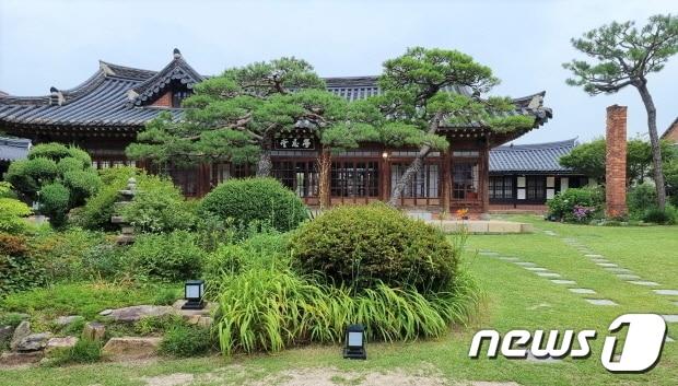 본문 이미지 - 대동상을 수상한 전주 학인당 정원(전주시).ⓒ 뉴스1