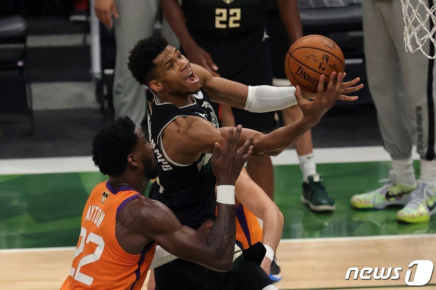 본문 이미지 - 밀워키 벅스가 야니스 아데토쿤보의 활약을 앞세워 1971년 이후 50년 만에 NBA 파이널 우승을 차지했다.  ⓒ AFP=뉴스1 