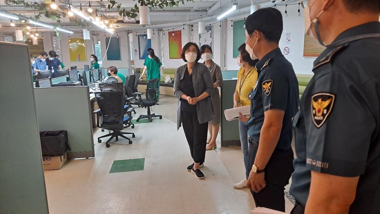 본문 이미지 - 이연재 서울 동대문경찰서장이 서울시립대 생활치료센터를 찾아 직원을 격려했다.(동대문서 제공)ⓒ 뉴스1