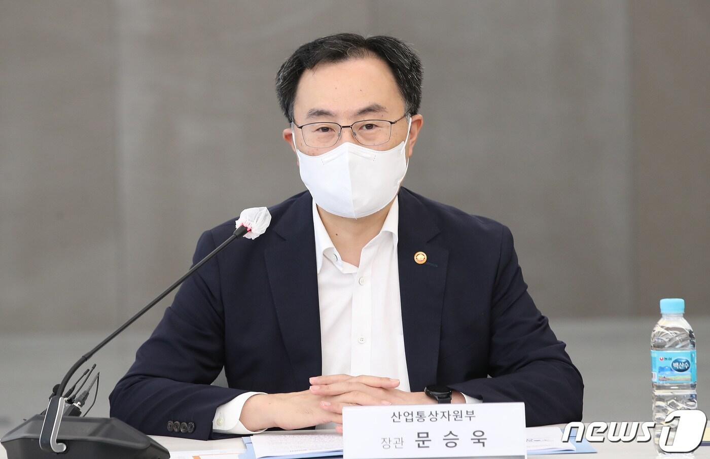 본문 이미지 - 문승욱 산업통상자원부 장관이 지난 21일 오후 서울 강남구 무역센터에서 열린 수출입물류 애로 해소를 위한 선·화주 상생 간담회에서 모두발언을 하고 있다. 2021.7.21/뉴스1 ⓒ News1 임세영 기자