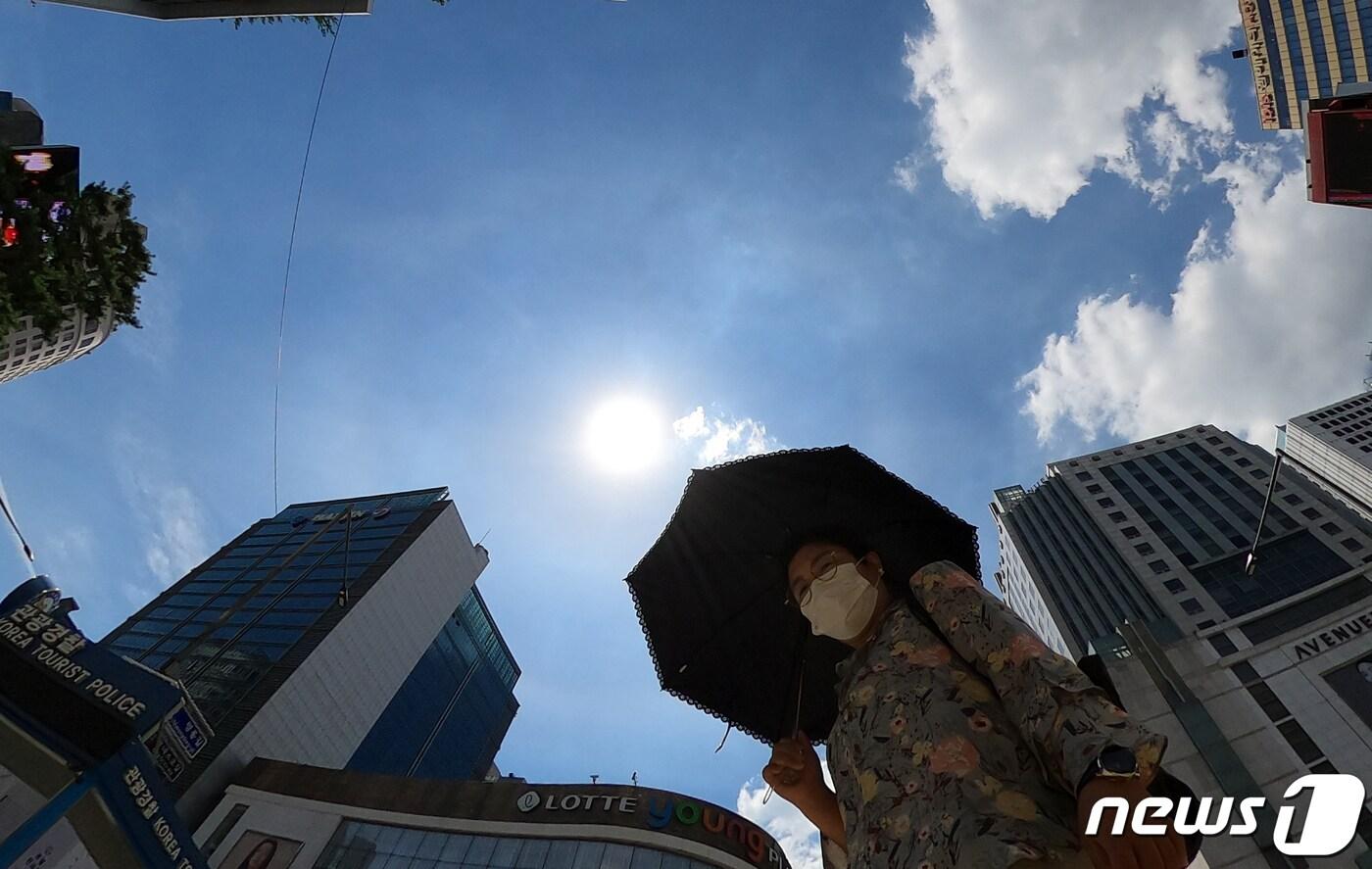 낮기온이 35도를 웃도는 불볕 더위 속에 천안에서 온열질환 의심 사망사고가 발생했다.  /뉴스1 ⓒ News1 김명섭 기자