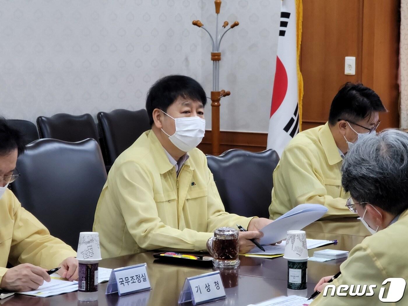 본문 이미지 - 구윤철 국무조정실장이 21일 오후 정부서울청사에서 '폭염 대응 상황점검 관계차관회의'를 주재하고 있다. (총리실 제공) 2021.7.21/뉴스1