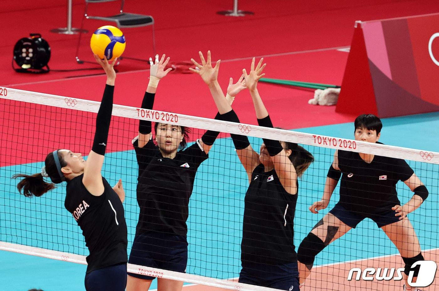 대한민국 여자배구대표팀 선수들이 21일 오후 일본 도쿄 아리아케 아레나에서 2020 도쿄올림픽 배구 예선 경기를 앞두고 훈련하고 있다. 2021.7.21/뉴스1 ⓒ News1 이재명 기자