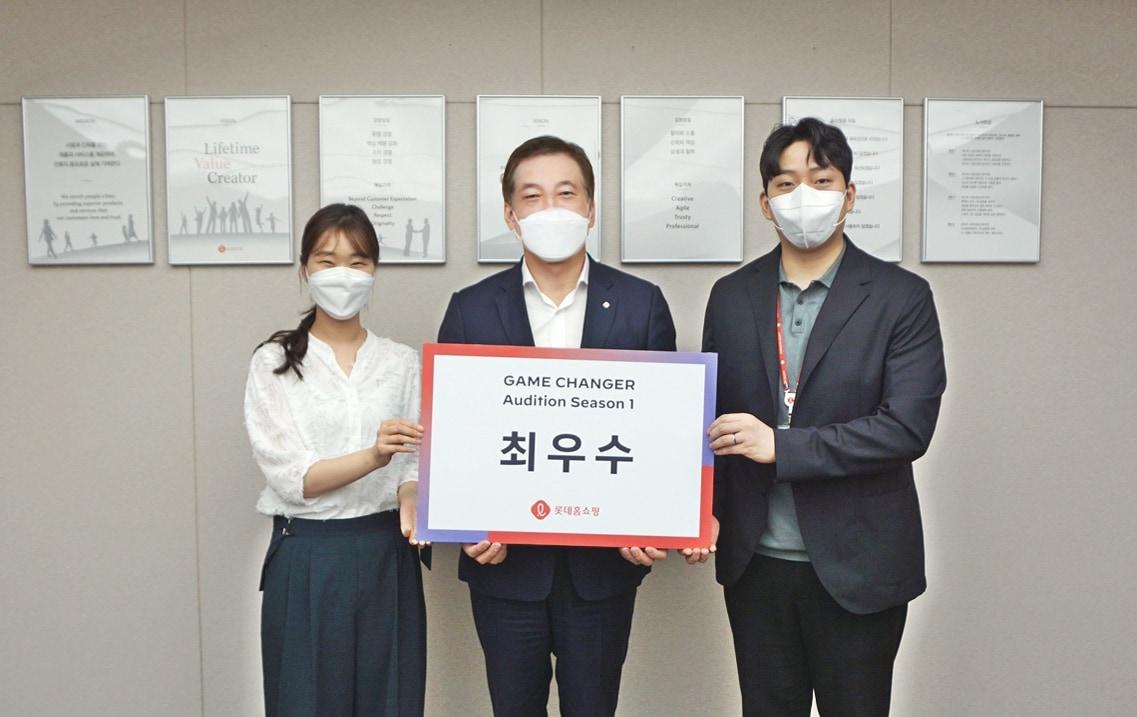 본문 이미지 - 롯데홈쇼핑 게임 체인저 오디션 시상식에서 우승한 직원들이 이완신 대표(가운데)와 기념촬영을 하고 있다ⓒ 뉴스1