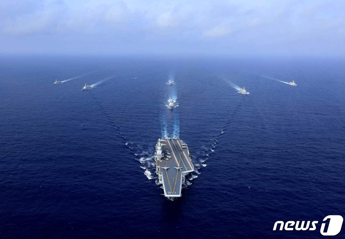중국의 항공모함인 랴오닝호가 항해 중이다. ⓒ AFP=뉴스1 ⓒ News1 정윤영 기자