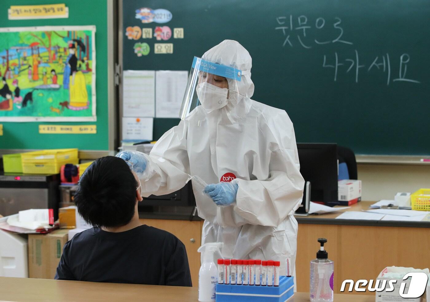 신종 코로나바이러스 감염증(코로나19) 검사 받는 초등학생. /뉴스1 ⓒ News1 김기태 기자