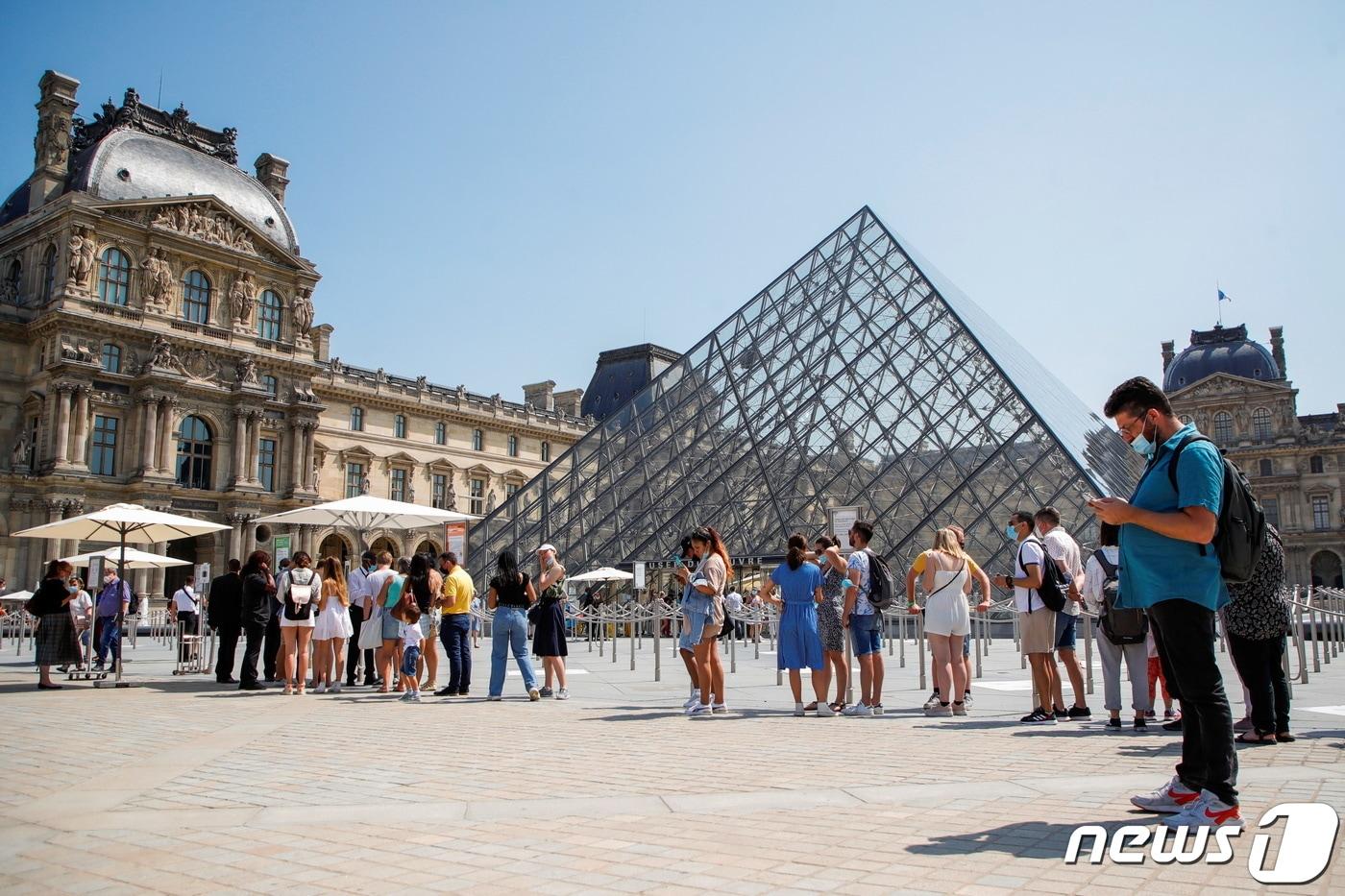 프랑스 루브르 박물관 입장을 기다리는 관람객들. ⓒ 로이터=뉴스1 ⓒ News1 이정후 기자