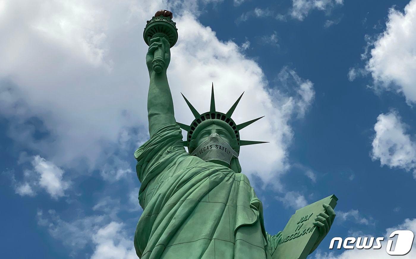 미국 네바다주 라스베이거스에 위치한 짝퉁 자유의 여신상이 마스크를 쓰고 있다. 2020.08.29 ⓒ AFP=뉴스1