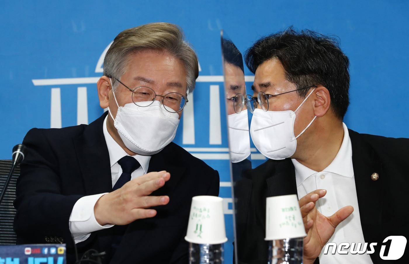 본문 이미지 - 더불어민주당 대선 후보인 이재명 경기도지사(왼쪽)와 박찬대 의원./뉴스1 ⓒ News1 오대일 기자
