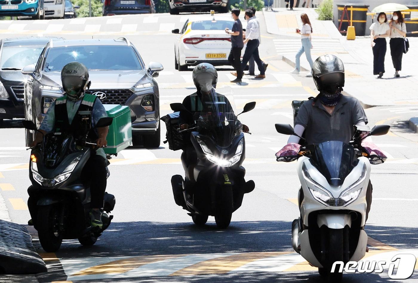 서울시내에서 배달 라이더들이 분주하게 배달하고 있다. 뉴스1 ⓒ News1 조태형 기자