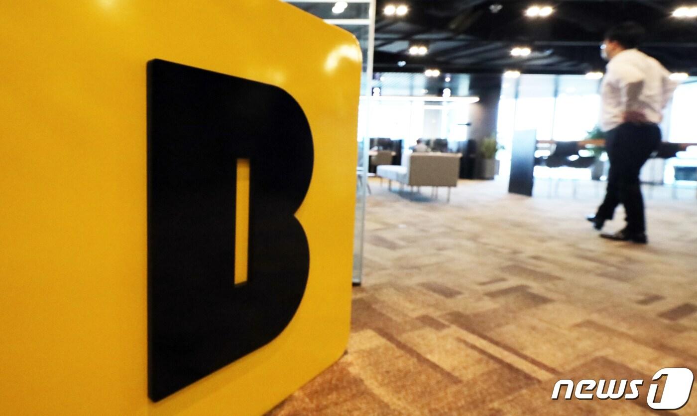 본문 이미지 - 22일 금융투자업계에 따르면 지난 20일과 21일 이틀간 진행된 카카오뱅크 기관 수요예측의 참여 금액이 2500조원을 넘는 것으로 알려졌다. 이는 지난 4월 SKIET의 2417조원을 넘어서는 것으로 국내 IPO 사상 최대 금액이다. 경쟁률도 1700대 1 이상인 것으로 확인됐다. 사진은 이날 서울 용산구 카카오뱅크 서울오피스 모습. 2021.7.22/뉴스1 ⓒ News1 김명섭 기자