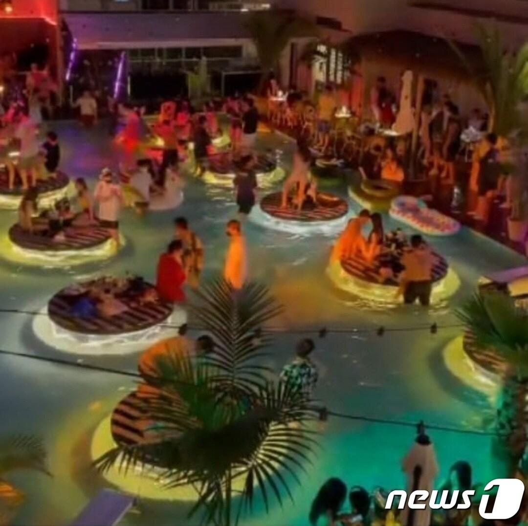 본문 이미지 - 온라인 커뮤니티에 올라온 양양지역 서핑카페 풀 파티 모습.(온라인 커뮤니티 캡처) 2021.7.22/뉴스1