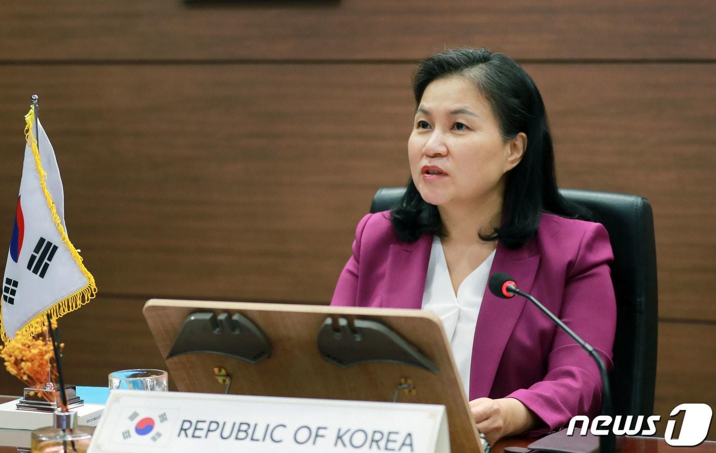 본문 이미지 - 유명희 산업통상자원부 통상교섭본부장이 지난달 22일 오후 서울 대한상공회의소 영상회의실에서 열린 'WTO 오타와그룹 통상장관 회의'에 참석해 ‘코로나19 재확산 상황에서 WTO 차원의 대응 방안과 수산보조금 협상 및 WTO 개혁’등에 관해 의견을 교환하고 있다. 산업통상자원부 제공) 2021.7.22/뉴스1 ⓒ News1 김진환 기자