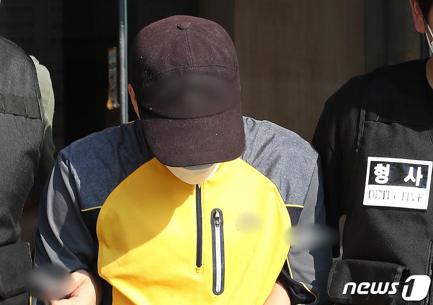 본문 이미지 - 서울 마포구의 오피스텔에서 옛 직장동료를 살해한 피의자가 마포경찰서를 나와 검찰에 송치되고 있다. 2021.7.23/뉴스1 ⓒ News1 임세영 기자