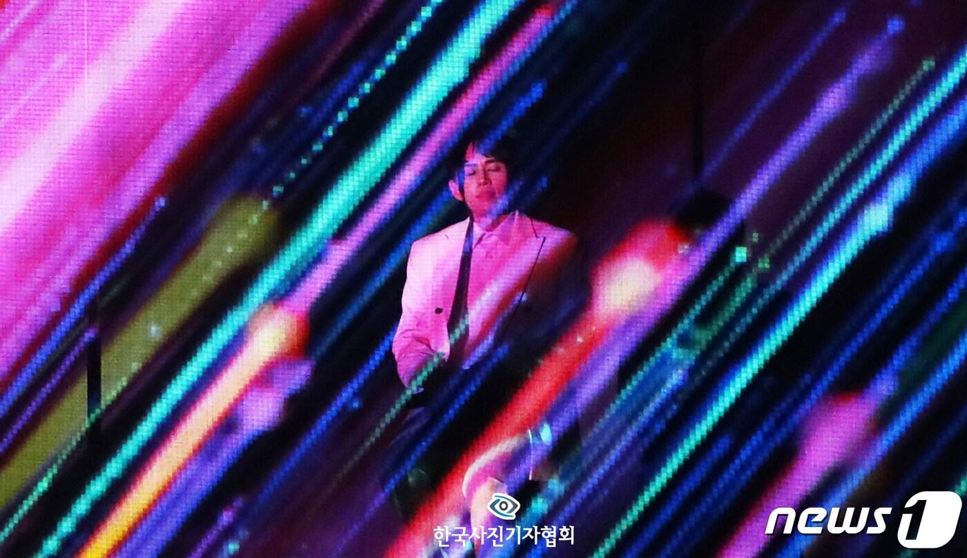 본문 이미지 - <이달의보도사진상 - 우수상> 마술사 이준형이 23일 오후 서울 종로구 정부서울청사 별관에서 열린 제4회 전자정부의 날 기념식에서 전자정부를 소개하는 홀로그램 스토리매직쇼를 하고 있다. <송원영기자/ 뉴스1/ 한국사진기자협회 - 무단전재 재배포금지>