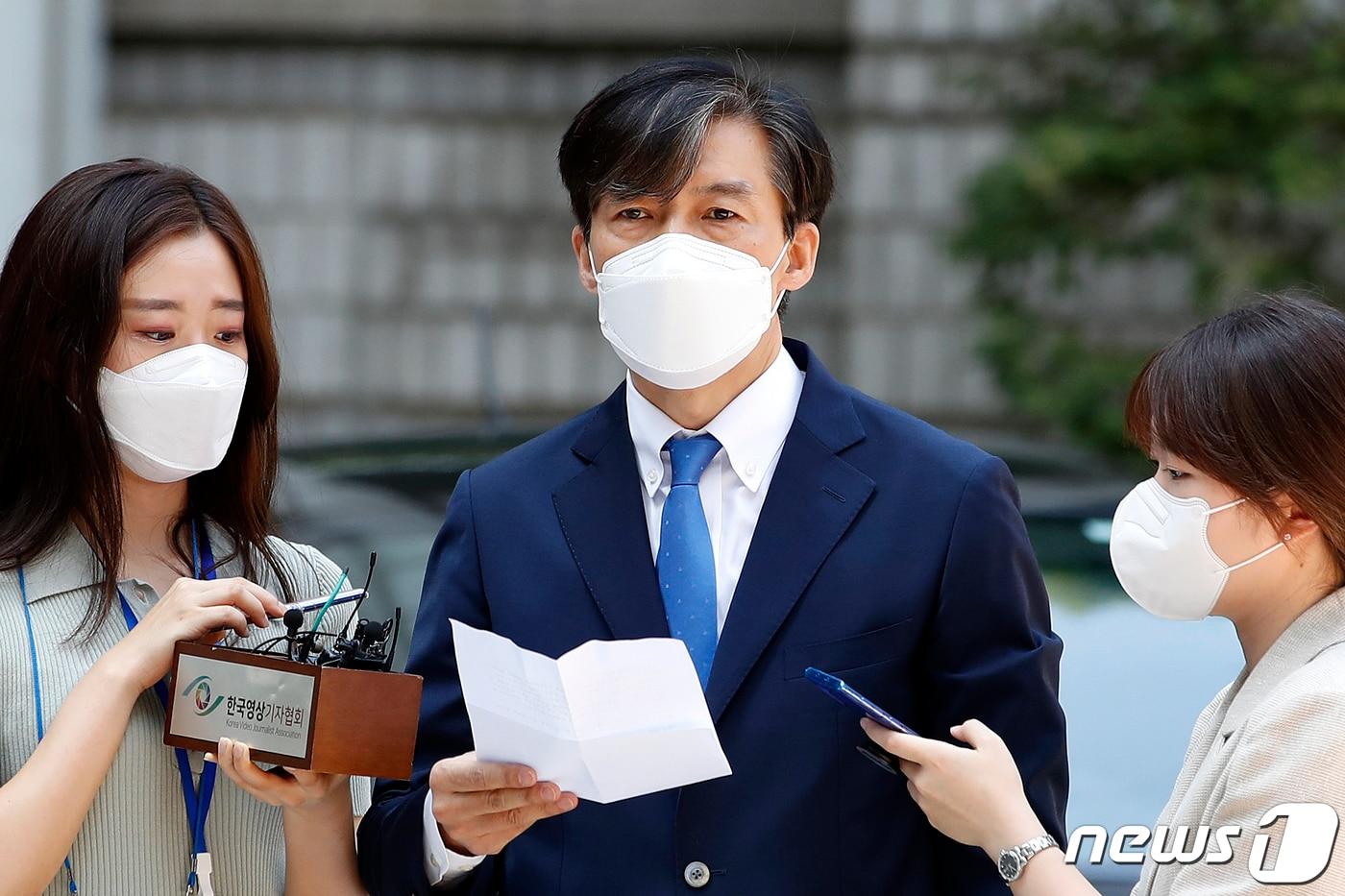 본문 이미지 - 조국 전 법무부 장관이 지난 23일 오전 서울 서초구 서울중앙지방법원에서 열린 '감찰무마·자녀 입시비리' 관련 공판에 출석하고 있는 모습(자료사진) 2021.7.23/뉴스1 ⓒ News1 이승배 기자