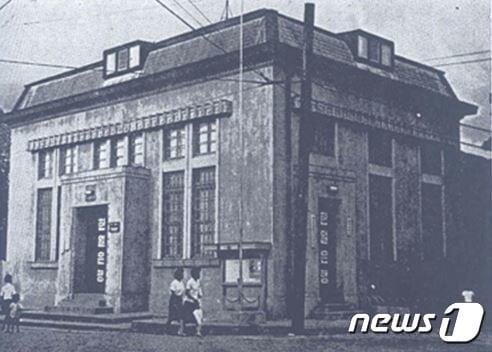 본문 이미지 - 23일 충북 충주시는 옛 조선식산은행 충주지점 건물 복원이 철저한 고증과 자문 등으로 애초 일정보다 더디게 진행되고 있다고 밝혔다. 사진은 옛 조선식산은행 충주지점 건물.(뉴스1 DB)2021.7.23/ⓒ 뉴스1