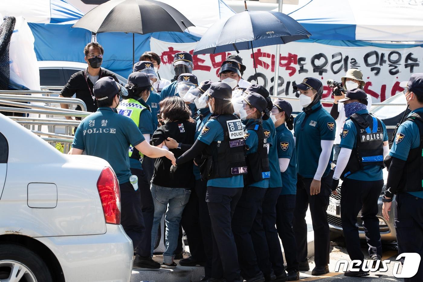 본문 이미지 - 민주노총 조합원들이 2021년 7월 23일 강원 원주시 국민건강보험공단 본부 앞에서 집회를 마친 후 경찰병력과 충돌하고 있는 모습. ⓒ News1 