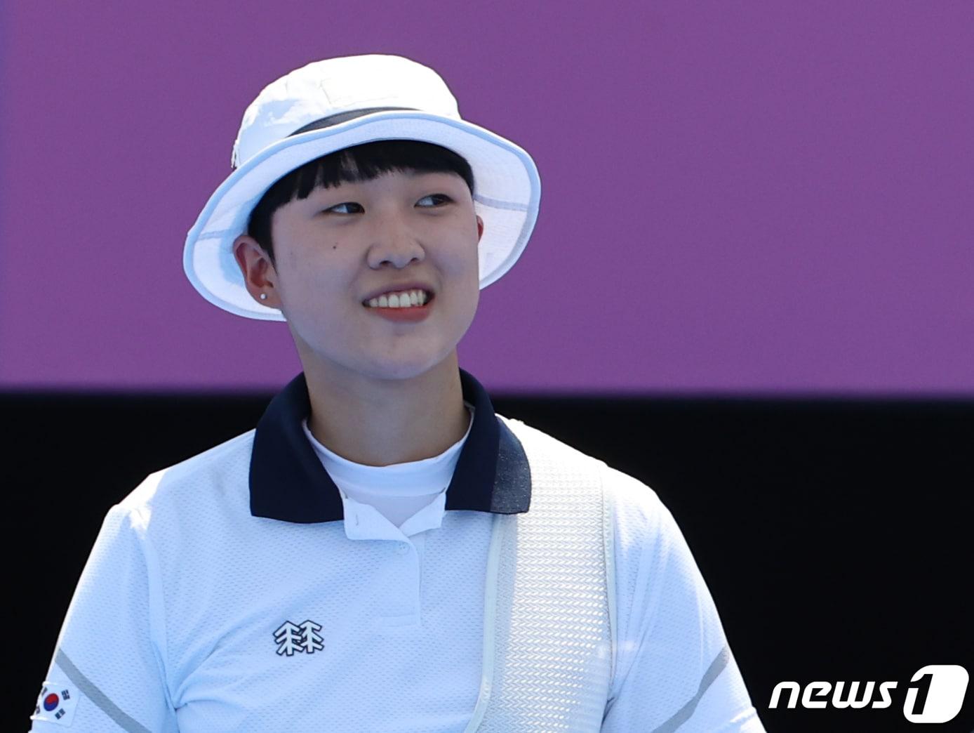 본문 이미지 - 대한민국 양궁대표팀 안산이 24일 일본 도쿄 유메노시마 공원 양궁장에서 열린 2020 도쿄올림픽 혼성단체전 16강에서 미소를 짓고 있다. 2021.7.24/뉴스1 ⓒ News1 송원영 기자