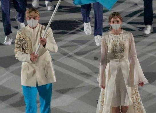 본문 이미지 - 도쿄올림픽 개회식 카자흐스탄 기수로 등장한 올가 리파코바(오른쪽). (소셜네트워크서비스 갈무리) ⓒ 뉴스1