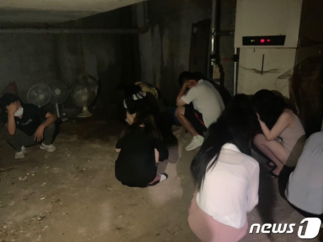 본문 이미지 - 23일 밤 의정부 신시가지 유흥주점. 업소 내 수색 중 숨어있는 종업원들과 손님들. (사진=경기북부경찰청) ⓒ 뉴스1