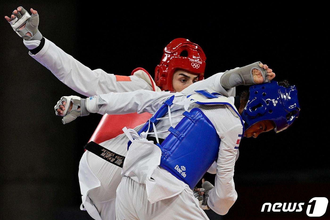 2020 도쿄 올림픽 첫 판서 패한 이대훈(오른쪽). ⓒ AFP=뉴스1