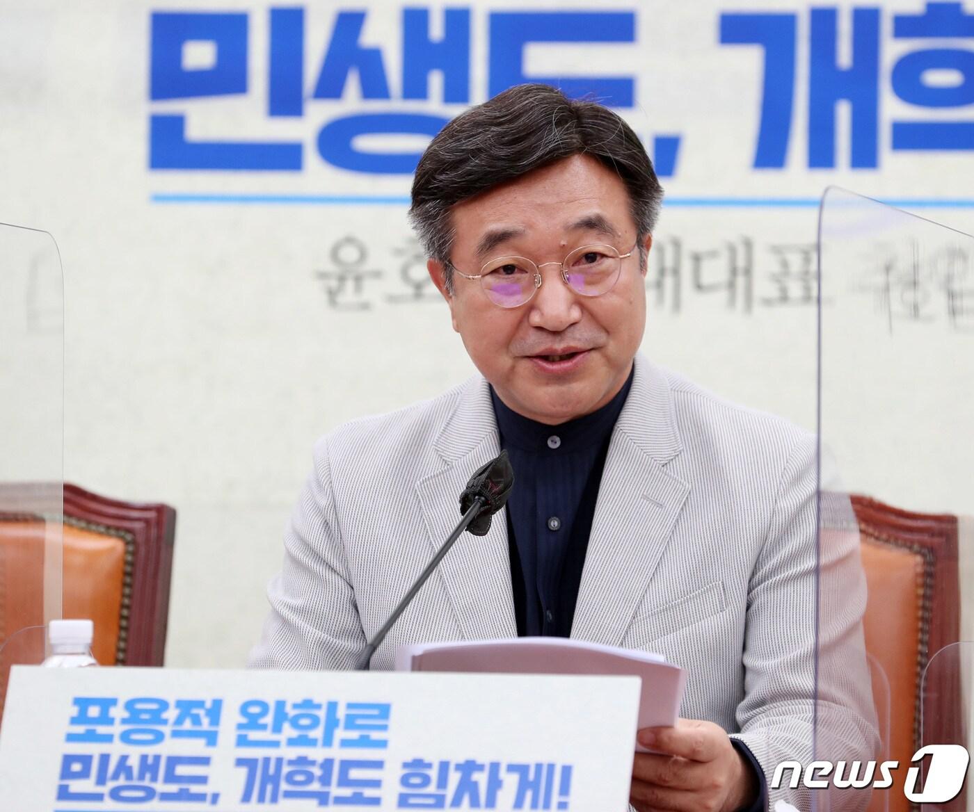 본문 이미지 - 윤호중 더불어민주당 원내대표가 25일 서울 여의도 국회에서 취임 100일을 맞아 기자간담회를 하고 있다. 2021.7.25/뉴스1 ⓒ News1 구윤성 기자
