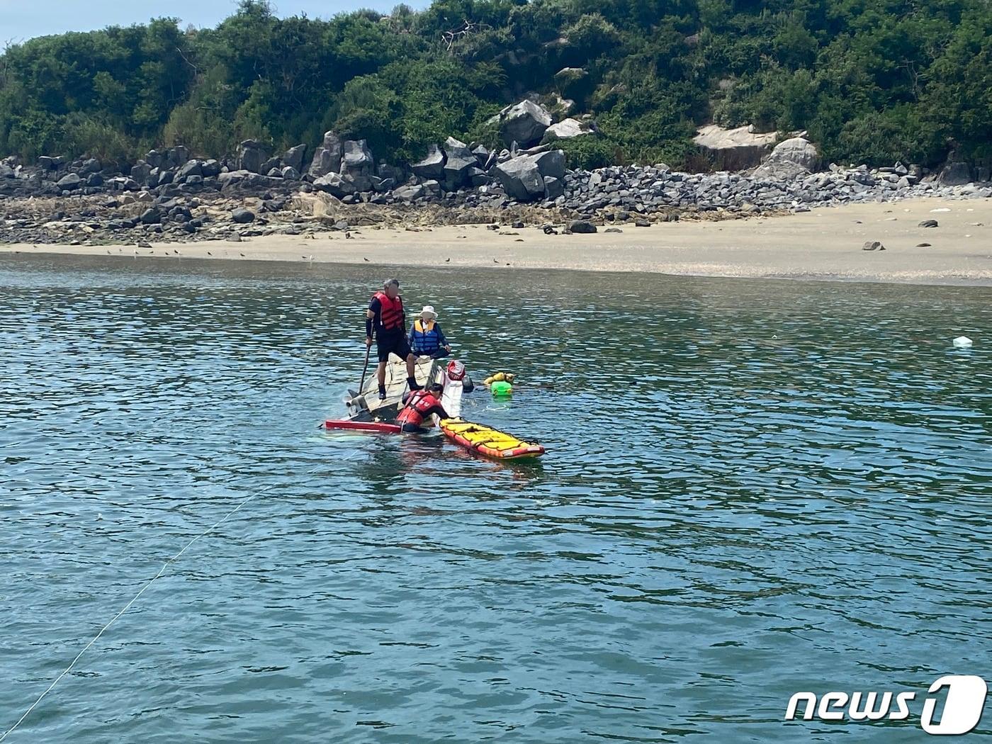 본문 이미지 - 인천해양경찰서(서장 백학선) 해양경찰관이 25일 오후 인천 옹진군 영흥면 황서 남방 0.2해리(약 370미터) 해상에서 모터보트가 전복되었다는 신고를 받고 출동, 전복된 선박 위에서 대기하는 요구조자 상태를 확인하고 있다. (인천해양경찰서 제공) 2021.7.25/뉴스1