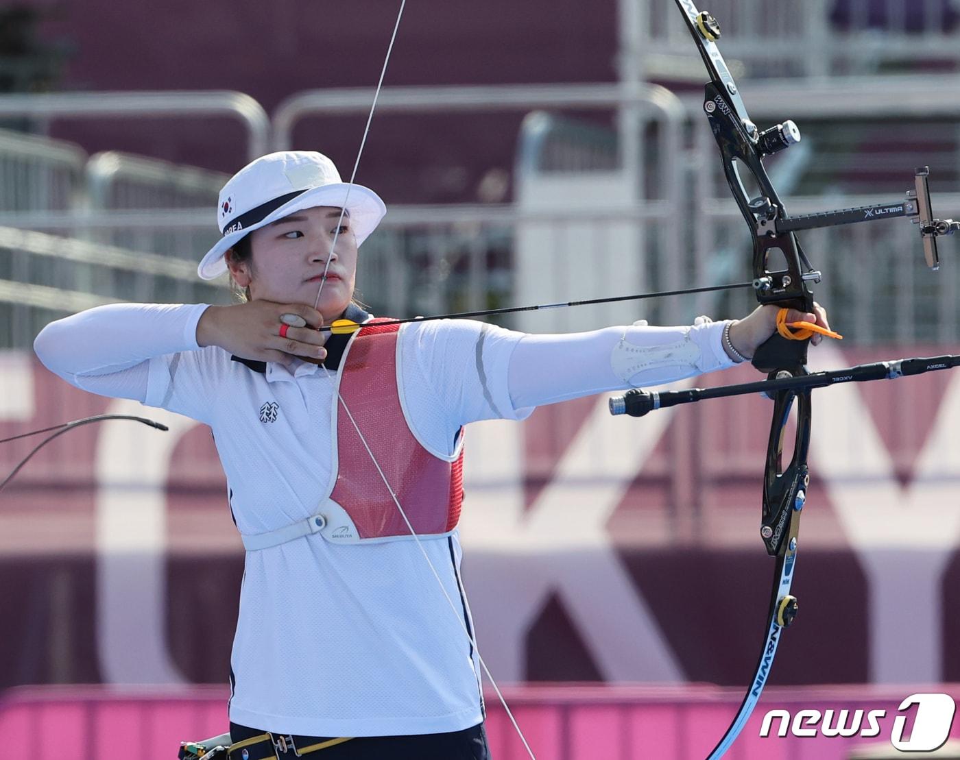 본문 이미지 - 양궁 강채영이 25일 일본 도쿄 유메노시마 공원 양궁장에서 열린 2020 도쿄올림픽 양궁 여자단체전 4강 경기에서 활을 쏘고 있다. 2021.7.25/뉴스1 ⓒ News1 송원영 기자