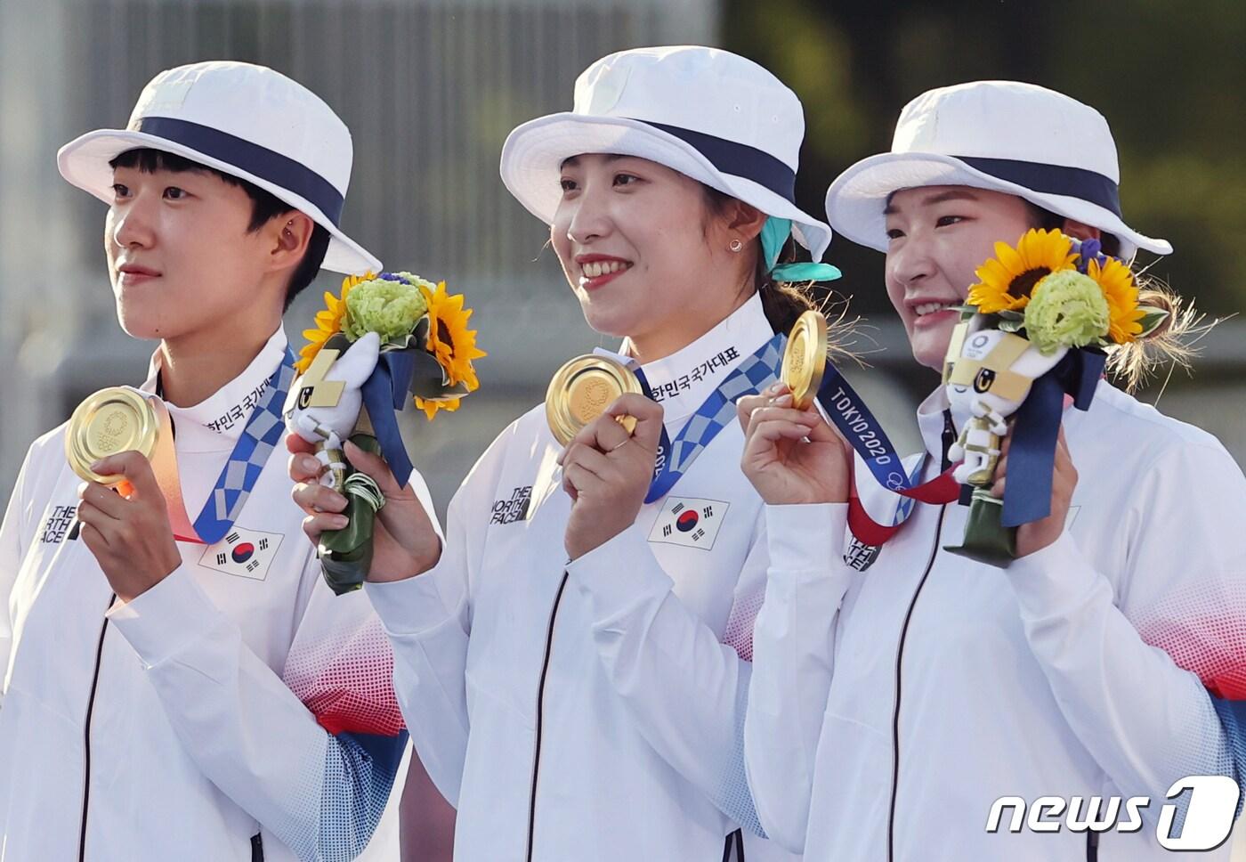 본문 이미지 - 양궁 강채영, 장민희 안산이 지난달 25일 일본 도쿄 유메노시마 공원 양궁장에서 열린 2020 도쿄올림픽 양궁 여자단체전 결승전에 승리해 금메달을 목에 걸고 있다. 한국 여자 양궁팀은 올림픽 단체전 9연패라는 대기록을 세웠다. /뉴스1 ⓒ News1 송원영 기자