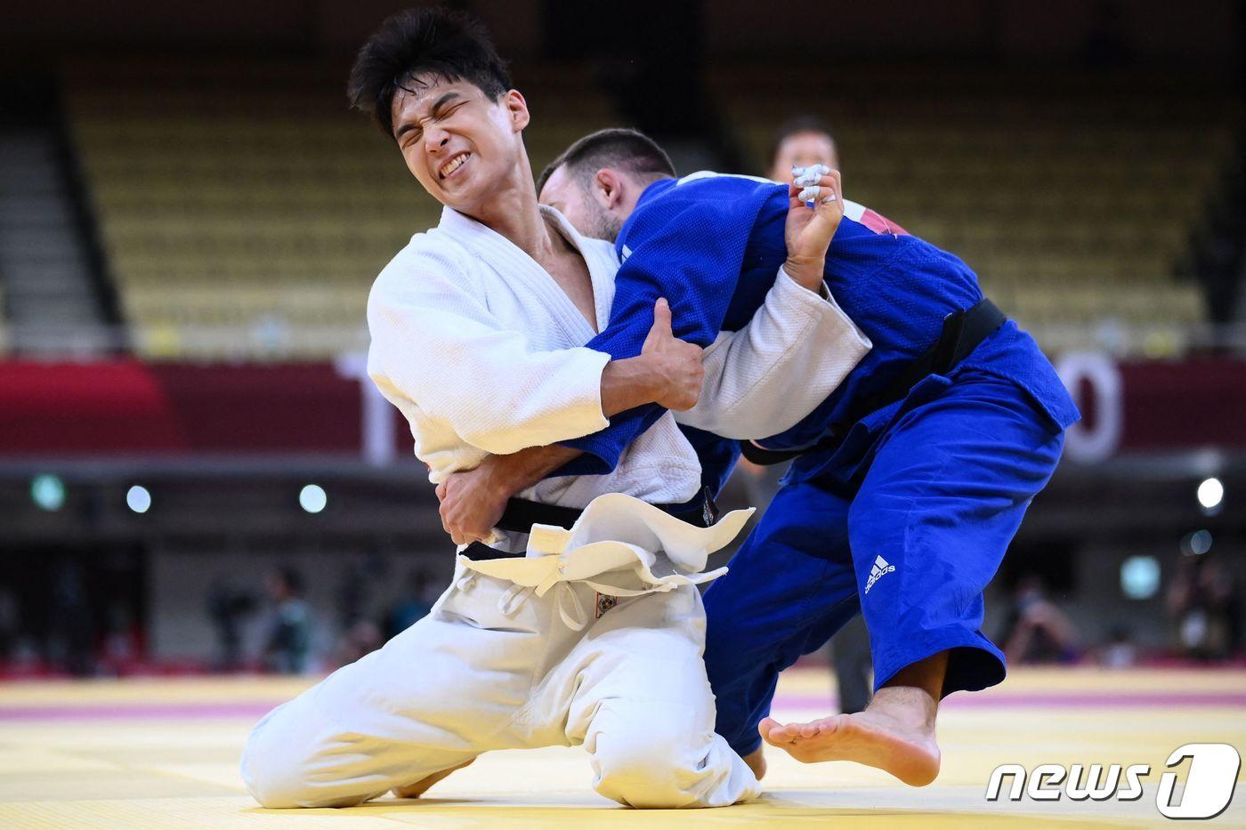 안바울이 2020 도쿄 올림픽 남자 66㎏급 8강에서 아드리안 곰보츠(슬로베니아)와 경기 중인 모습. ⓒ AFP=뉴스1 ⓒ News1 조재현 기자