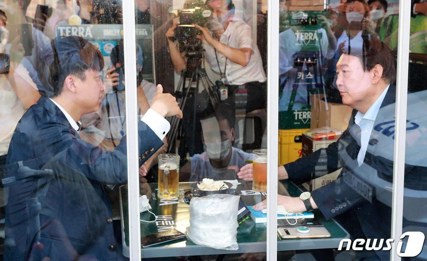 본문 이미지 - 2021년 7월 25일 이준석 국민의힘 대표와 윤석열 전 검찰총장이 서울 광진구의 한 음식점에서 '치맥회동'을 하고 있다. ⓒ News1 구윤성 기자