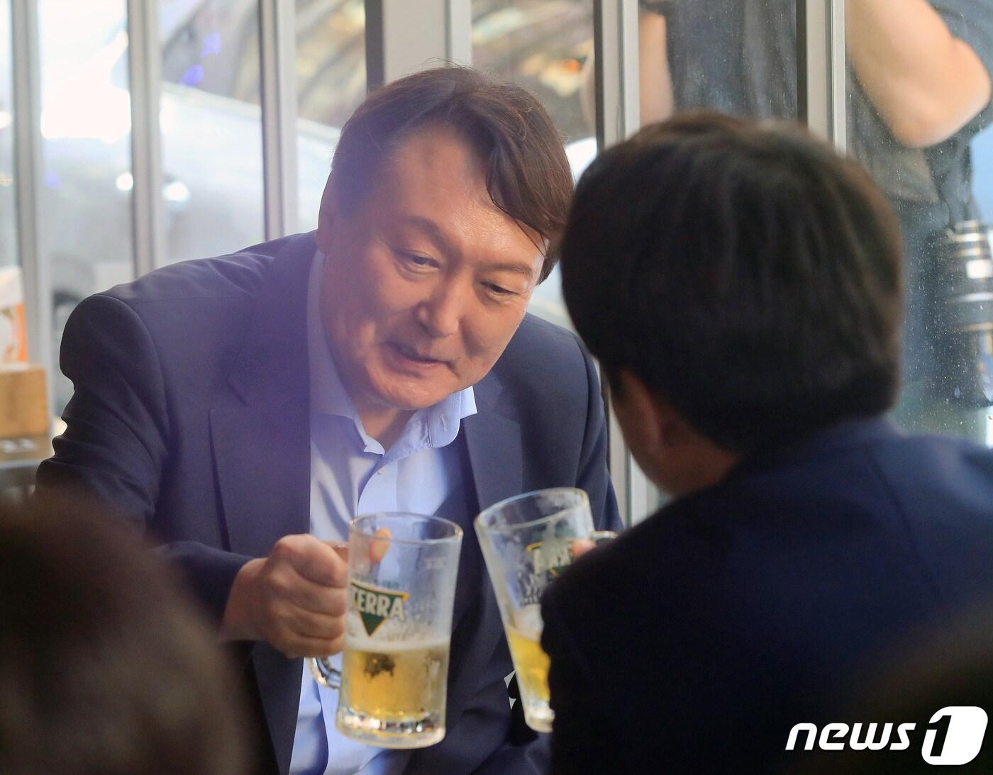 본문 이미지 - 윤석열 전 검찰총장이 25일 오후 서울 광진구의 한 음식점에서 이준석 국민의힘 대표와 '치맥회동'을 하고 있다. 2021.7.25/뉴스1 ⓒ News1 구윤성 기자