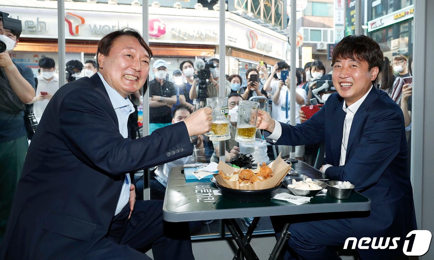 이준석 국민의힘 대표와 윤석열 전 검찰총장이 2021년 7월 25일 오후 서울 광진구의 한 음식점에서 '치맥회동'을 하고 있다. 2021.7.25/뉴스1 ⓒ News1 구윤성 기자