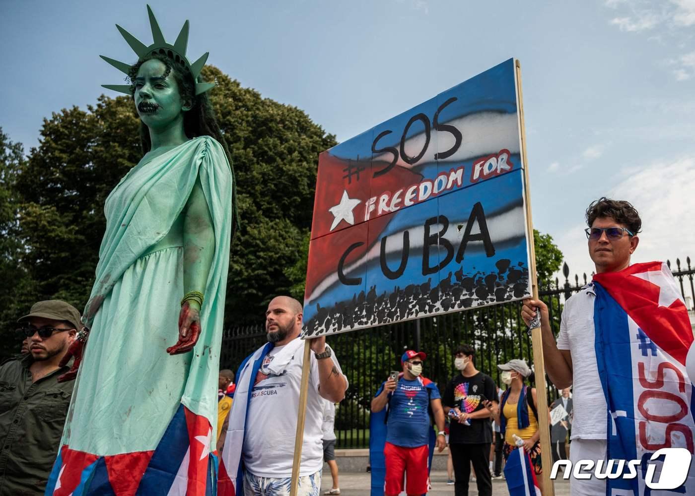 본문 이미지 - 25일(현지시간) 미국 백악관 앞에서 쿠바에 대한 지원을 촉구하는 시위가 열렸다. 쿠바에서는 최악의 경제 위기로 반정부 시위가 이어지고 있는 가운데 시위대 60명이 기소됐다. ⓒ AFP=뉴스1 ⓒ News1 이정후 기자