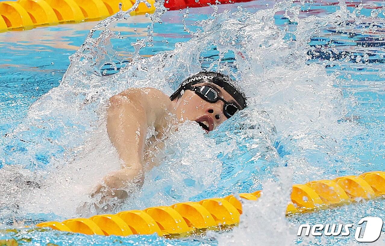 본문 이미지 - 수영 황선우가 26일 도쿄 아쿠아틱스 센터에서 열린 남자 200m 자유형 준결승전에서 힘차게 헤엄을 치고 있다. 2021.7.26/뉴스1 ⓒ News1 송원영 기자