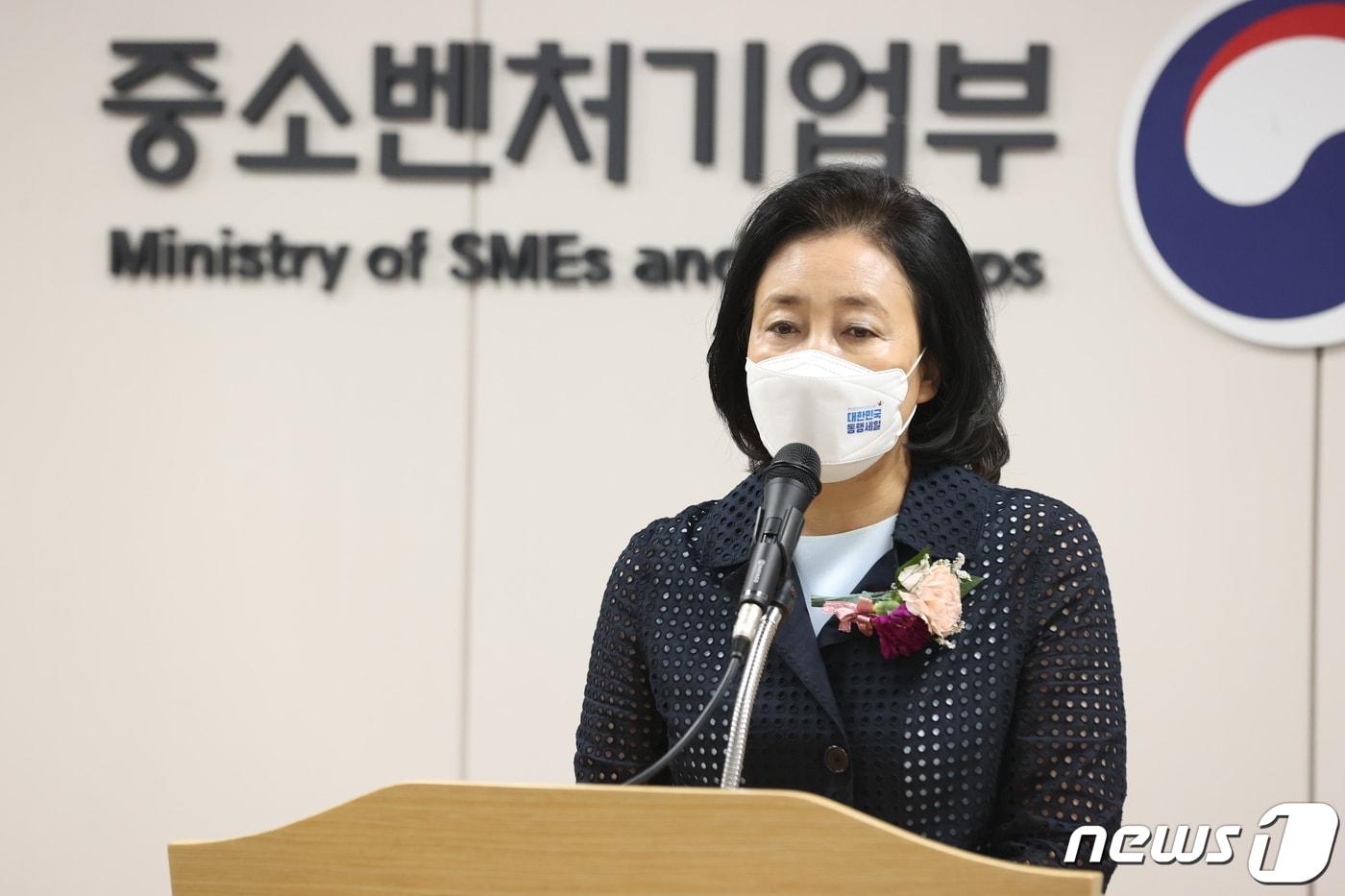 본문 이미지 - 박영선 전 중소벤처기업부 장관이 26일 세종 중기부 신청사에서 축하인사를 전하고 있다.(중기부 제공) /2021.07.26 ⓒ 뉴스1