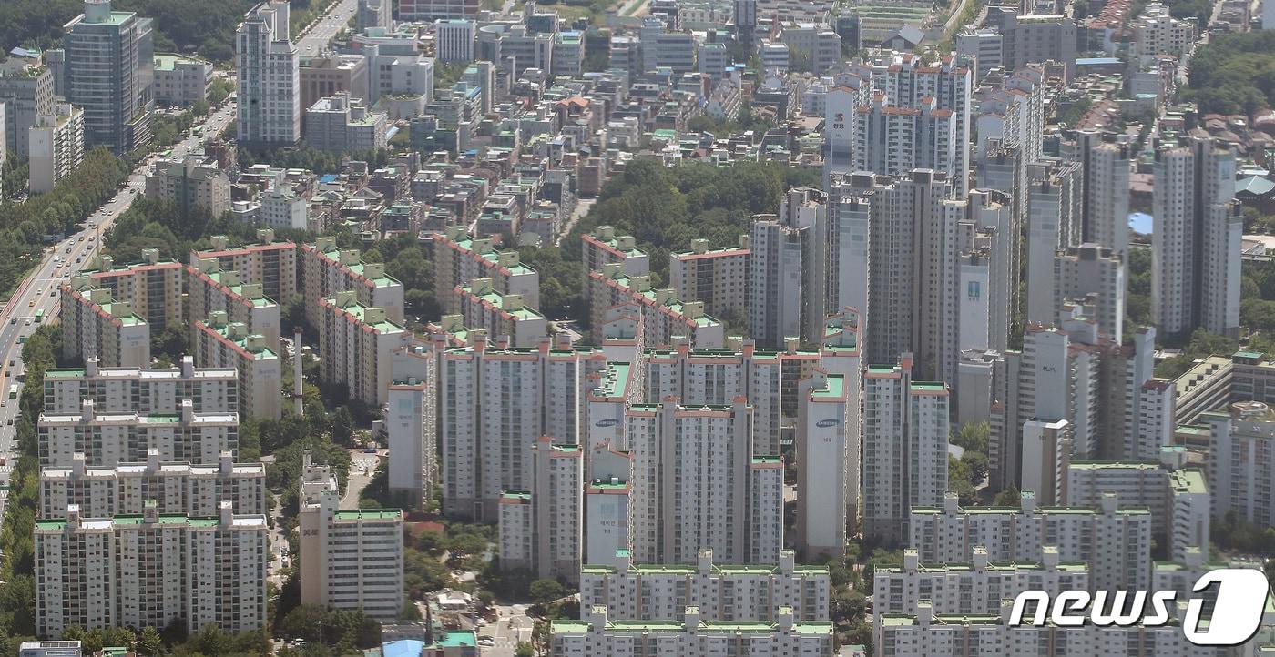 본문 이미지 - 서울 송파구 롯데월드타워 서울스카이에서 바라본 서울 시내 아파트 단지 모습. 2021.7.26/뉴스1 ⓒ News1 임세영 기자
