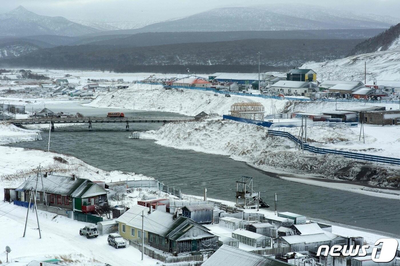 본문 이미지 - 쿠릴열도 남단의 이투루프섬. ⓒ AFP=뉴스1