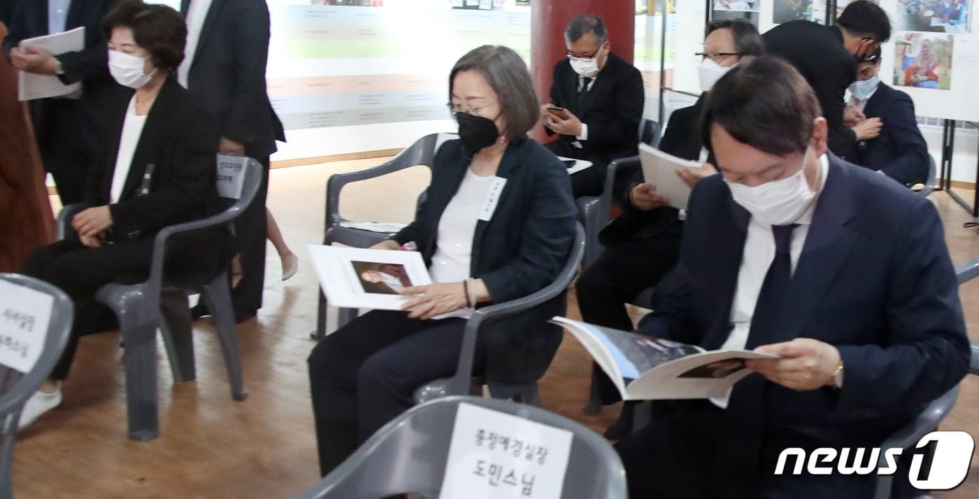 본문 이미지 - 추미애 전 법무부장관(왼쪽)과 윤석열 전 검찰총장(오른쪽)이 26일 전북 김제 금산사에서 열린 조계종 전 총무원장 월주스님 영결식에 참석한 가운데 거리두기를 하고 자리에 앉아 있다. 2021.7.26/뉴스1 ⓒ News1 유경석 기자