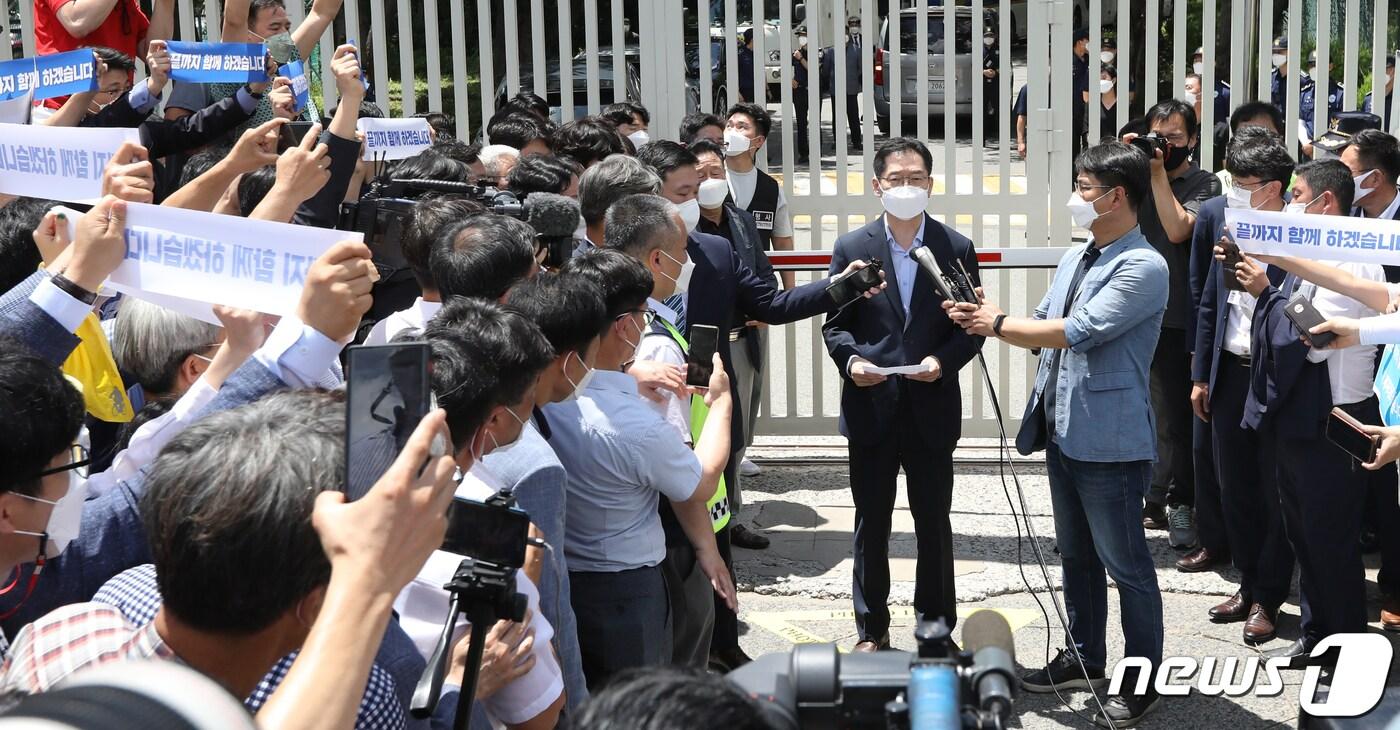드루킹 댓글 여론조작 사건으로 대법원에서 징역 2년이 확정된 김경수 전 경남도지사 2021년 7월 26일 오전 경남 창원시 마산구 창원교도소 앞에서 재수감 전 입장을 밝히고 있다. 김 전 지사 만기 출소 예정일은 2023년 5월 4일이다. News1 DB
