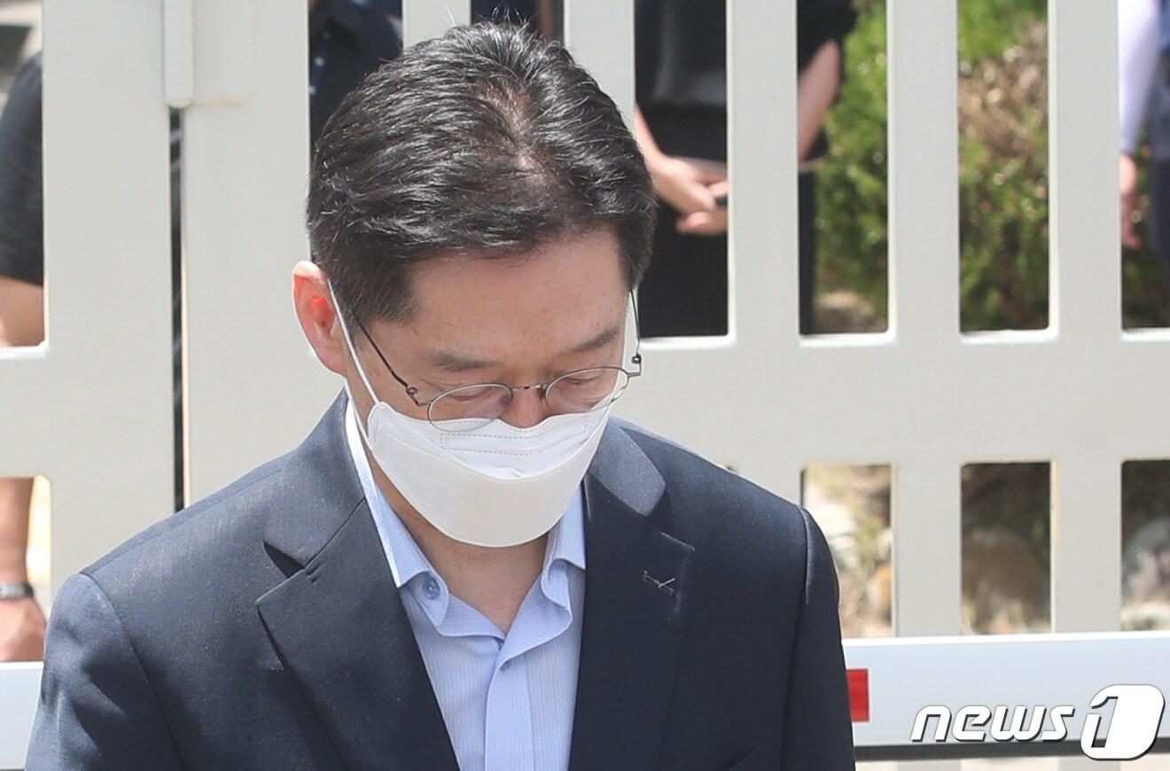 본문 이미지 - 지난 26일  김경수 전 경남도지사가 경남 창원시 마산회원구 창원교도소 앞에서 재수감 전 입장을 밝히고 있는 모습. ⓒ News1 DB