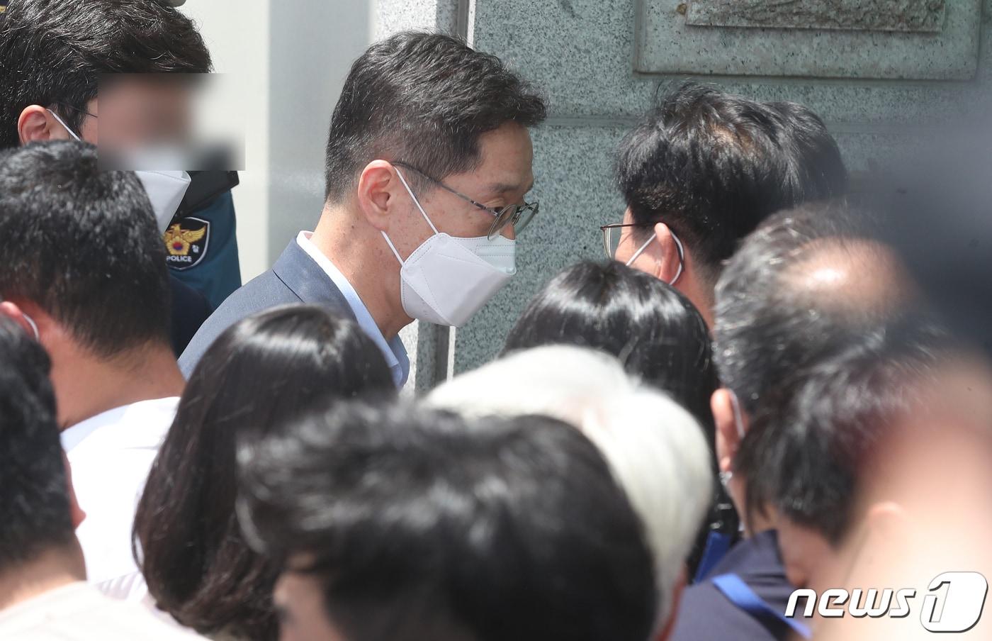 본문 이미지 - 드루킹 댓글 여론조작 사건으로 대법원에서 징역 2년이 확정된 김경수 전 경남도지사 26일 오전 경남 창원시 마산구 창원교도소 앞에서 재수감 입장을 밝힌 후 교도소로 향하고 있다. 2021.7.26/뉴스1 ⓒ News1 여주연 기자