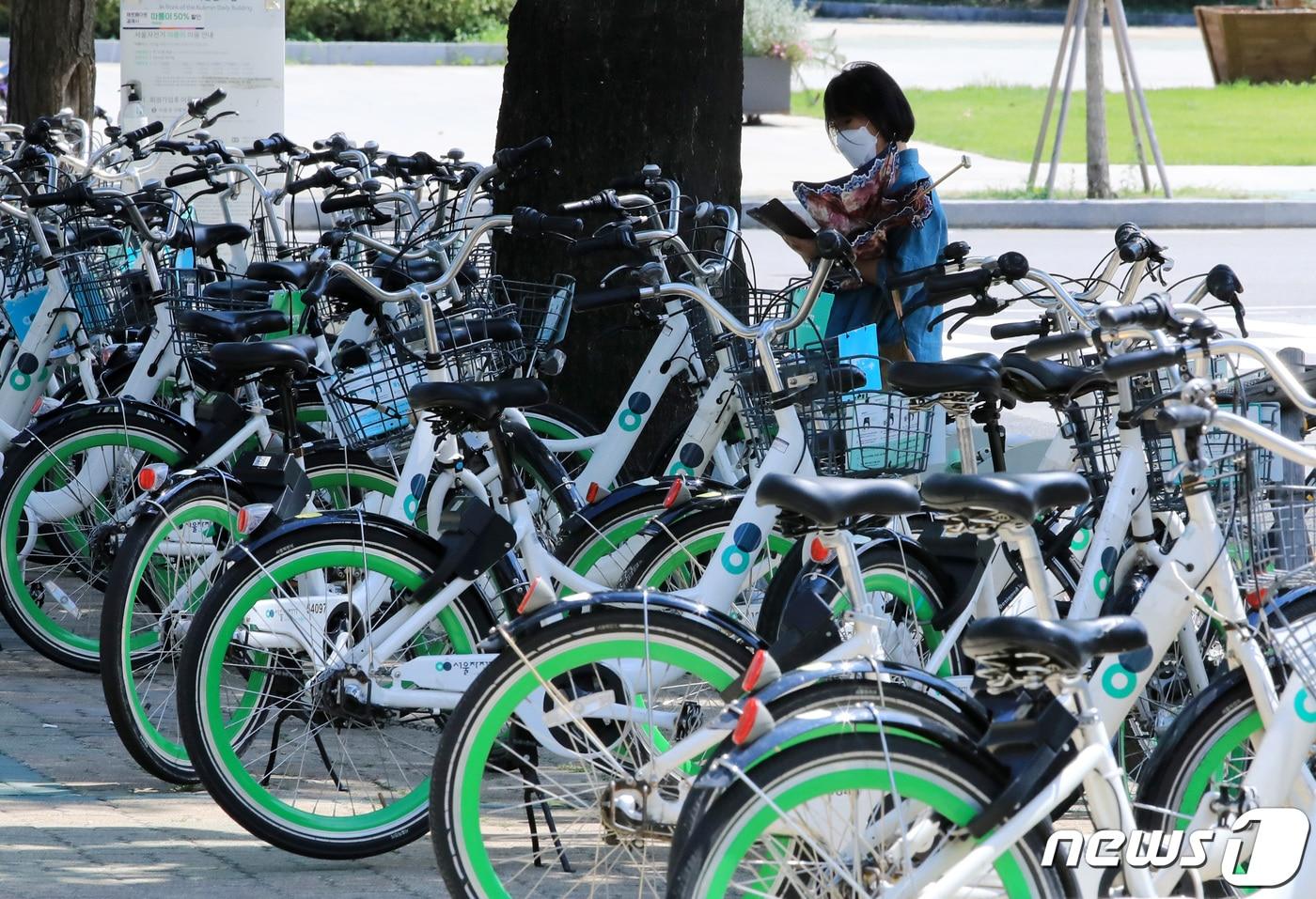 본문 이미지 - 26일 서울 도심에 서울 공공자전거 '따릉이'가 거치돼 있다. 서울시는 이날 올해 상반기 따릉이 누적 회원수가300만을 넘어섰다고 밝혔다. 2021.7.26/뉴스1 ⓒ News1 구윤성 기자